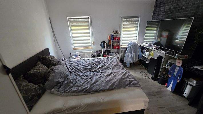 Geräumiges Eltern- Schlafzimmer der Wohnung im Obergeschoss