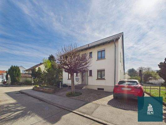 Hausansicht mit Stellplatz Straße