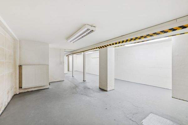 Ladenlokal links Keller