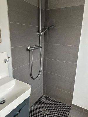 Gäste WC mit begehbarer Dusche