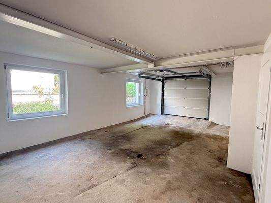 Großzügige Garage mit elektr. Antrieb