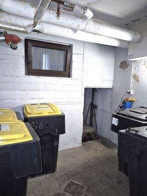 Abstellplatz Mülltonnen