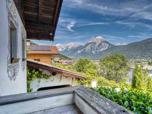 Außentreppe zum Haus mit Diele, Gäste-WC und Abgang zum Souterrain