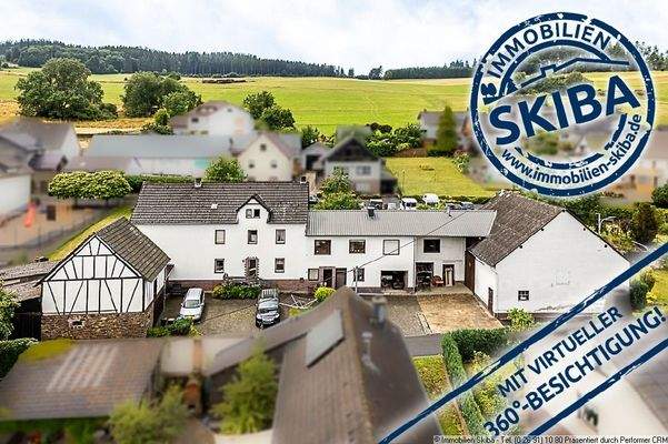 Haus mit großen Nebengebäuden