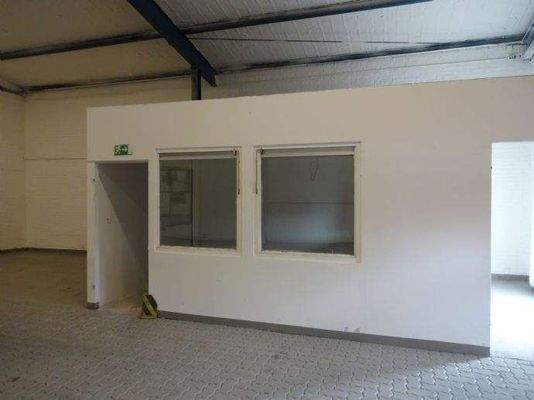 Lagerhalle mit Büro
