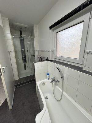 Badezimmer mit Wanne und Dusche.JPG