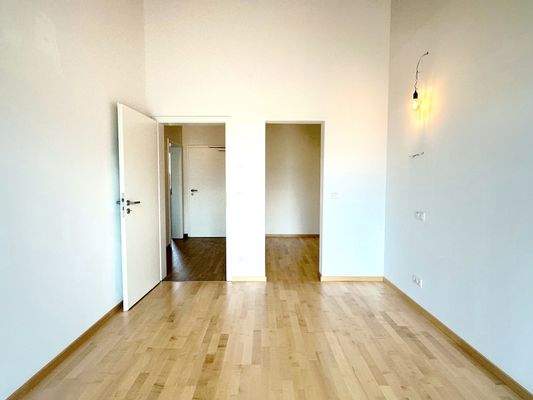 Schlafzimmer mit Blick zur Ankleide