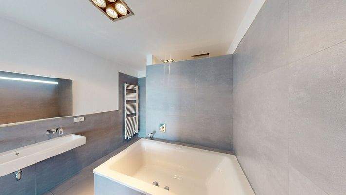 En Suite Masterbad mit 2 Personen-Badewanne