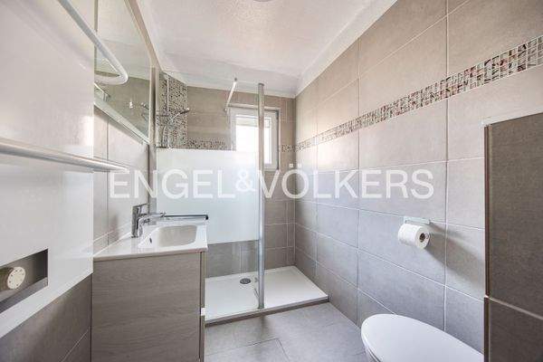 Modernes und neues Badezimmer aus 2023 - Wasserver