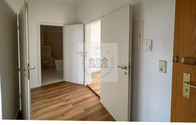 Flur mit Eingangstür und Sicherheitsschloss