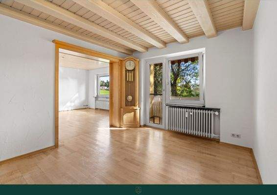 Wohn- und Esszimmer mit Balkonzugang