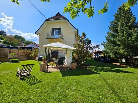 Garten mit Pavillon