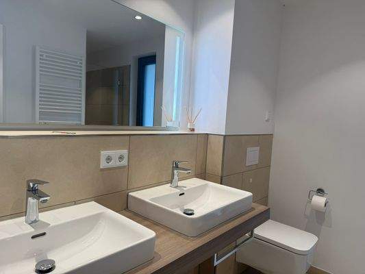 Modernes Badezimmer mit Spiegel