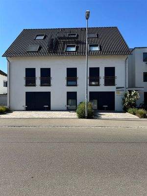 ... der Gebäudeteil mit Gewerbe (EG) und Wohnen