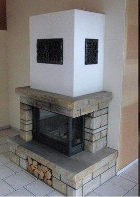 Kaminofen mit Sichtschutzplatte im Wohnzimmer