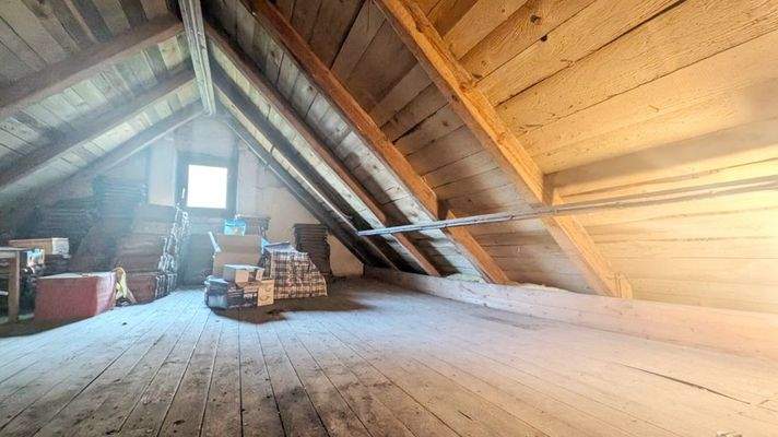 Blick auf den Dachboden