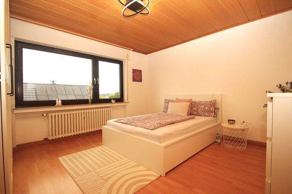 Das großzügige Schlafzimmer …