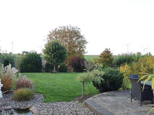 Vom Gartenbereich aus schaut man weiter ins Grüne.