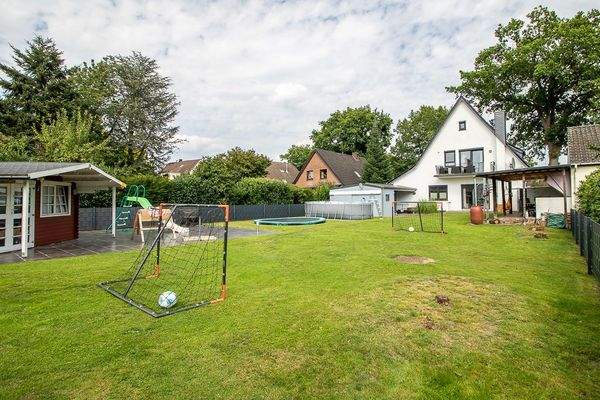 Blick vom Garten zum Haus