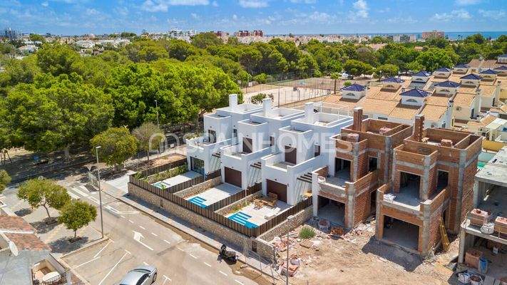 Detached Villas with Pool 900 m from the Beach in Mil Palmeras