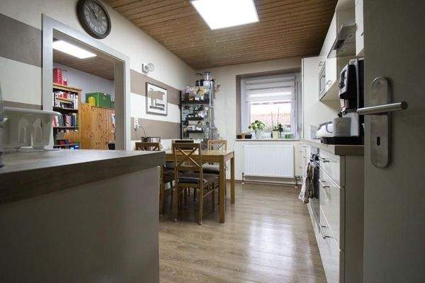 Küche mit Einbauküche im Erdgeschoss rechts