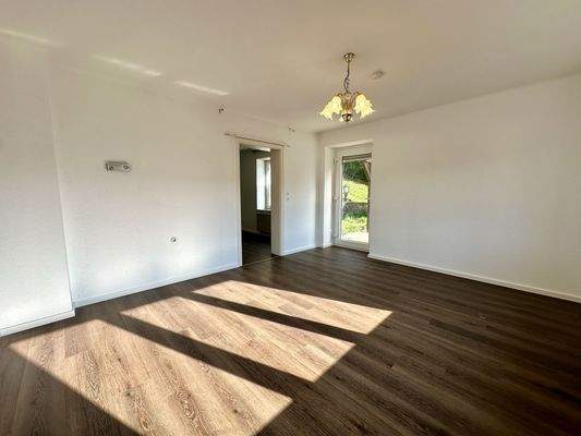 Wohnzimmer mit Zugang zur Terrasse