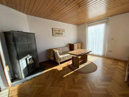 Wohnzimmer mit Kamin im Obergeschoss