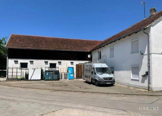 Halle mit angrenzendem Wohnhaus