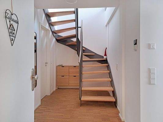 Elegante Treppenanlage führt ins Dachgeschoß