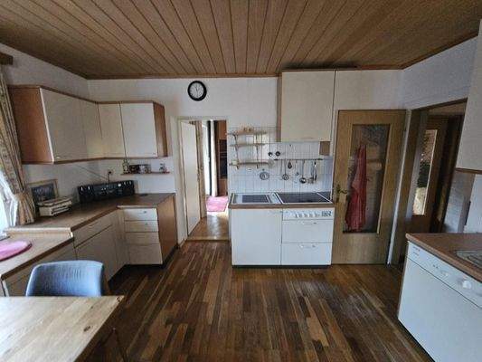 große Wohnküche mit Essbereich.jpg