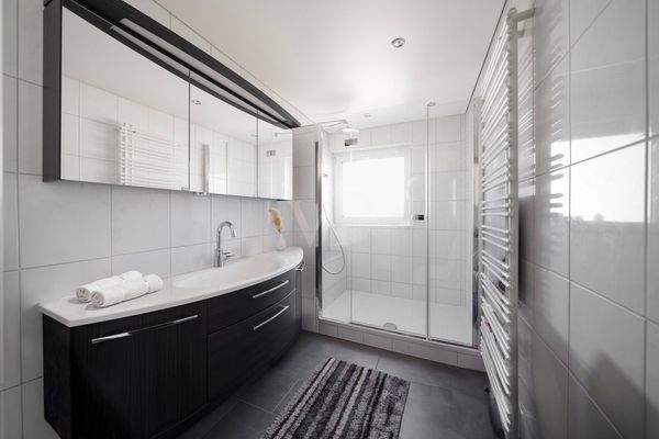 Obergeschoss - Tageslicht-Badezimmer