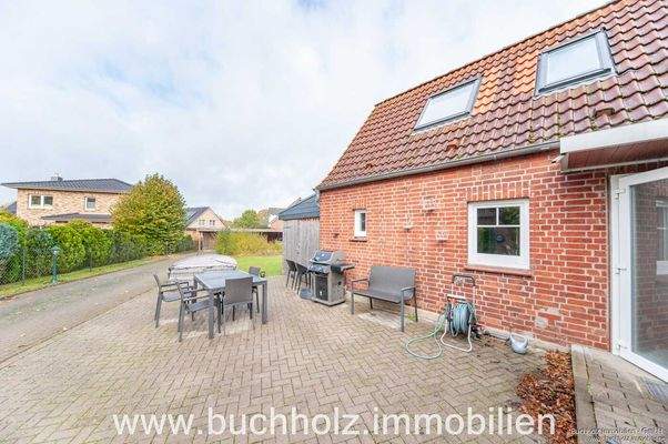 Außenbereich mit Nebeneingangstür