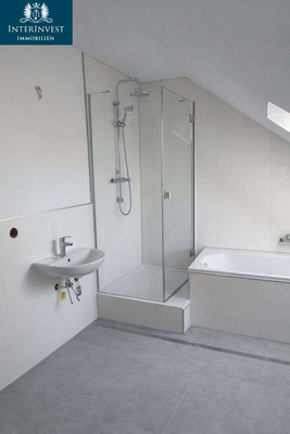 Bad mit Wanne und Dusche (KI-optimiert)