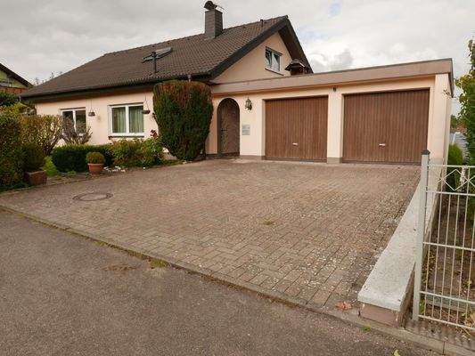 Außenansicht mit Garagen