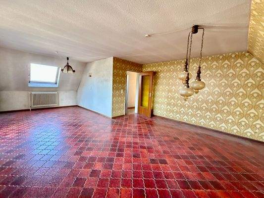 Großzügiges Wohnzimmer im OG