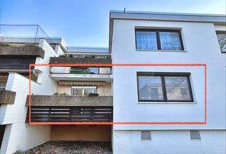 Ansicht von der Westseite auf das Wohnzimmer- und Schlafzimmerfenster und den Balkon