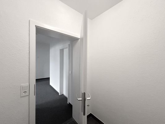 Garderobe mit Zugang zum Durchgangszimmer / Flur