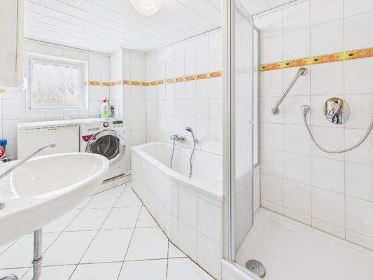 ... mit insgesamt drei Badezimmern (hier Altbau)