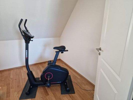 Hometrainer im Arbeitszimmer