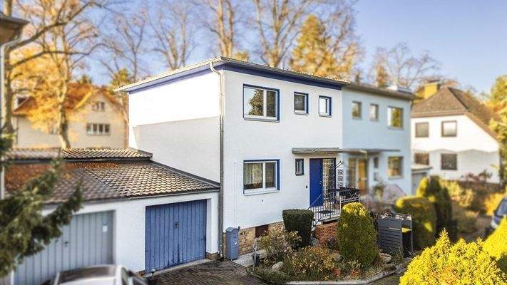 Vorderansicht des Hauses mit Garage