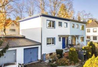 Vorderansicht des Hauses mit Garage