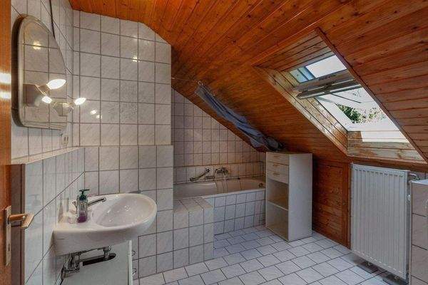 Badezimmer im Dachgeschoss