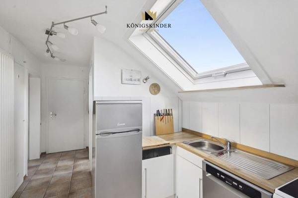 Küchenzeile mit großem Dachfenster