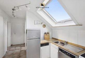 Küchenzeile mit großem Dachfenster