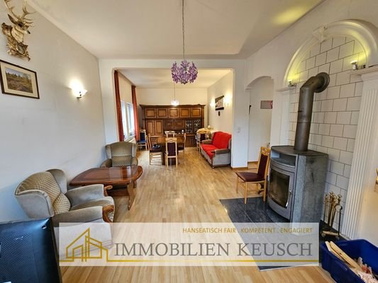 großes, helles Wohn-Esszimmer mit Kamin