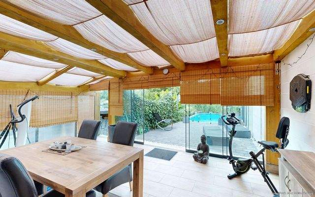 Überdachte Terrasse mit Blick in den Garten und au