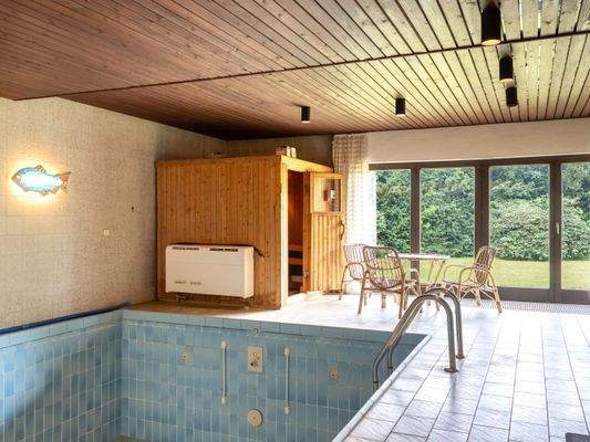 Wellnessbereich mit Schwimmbecken