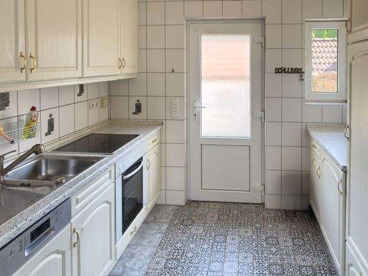 Küche mit Ausgang zum Garten