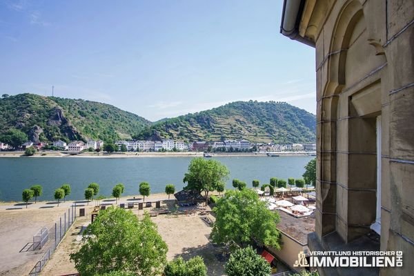 Blick vom Haus zum Loreley-Felsen