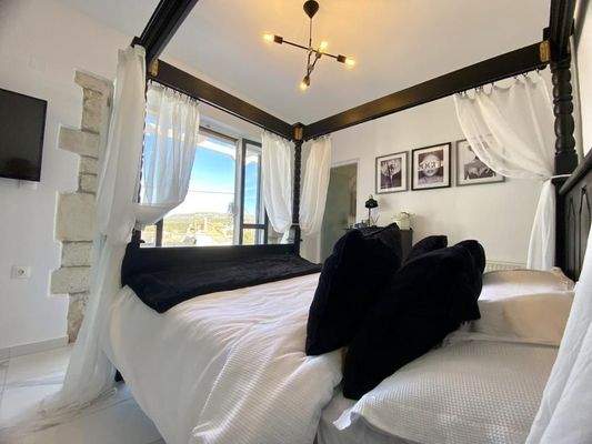 Wunderschön Renovierte Villa mit Meer- und Bergblick zum Verkauf in Xirosterni